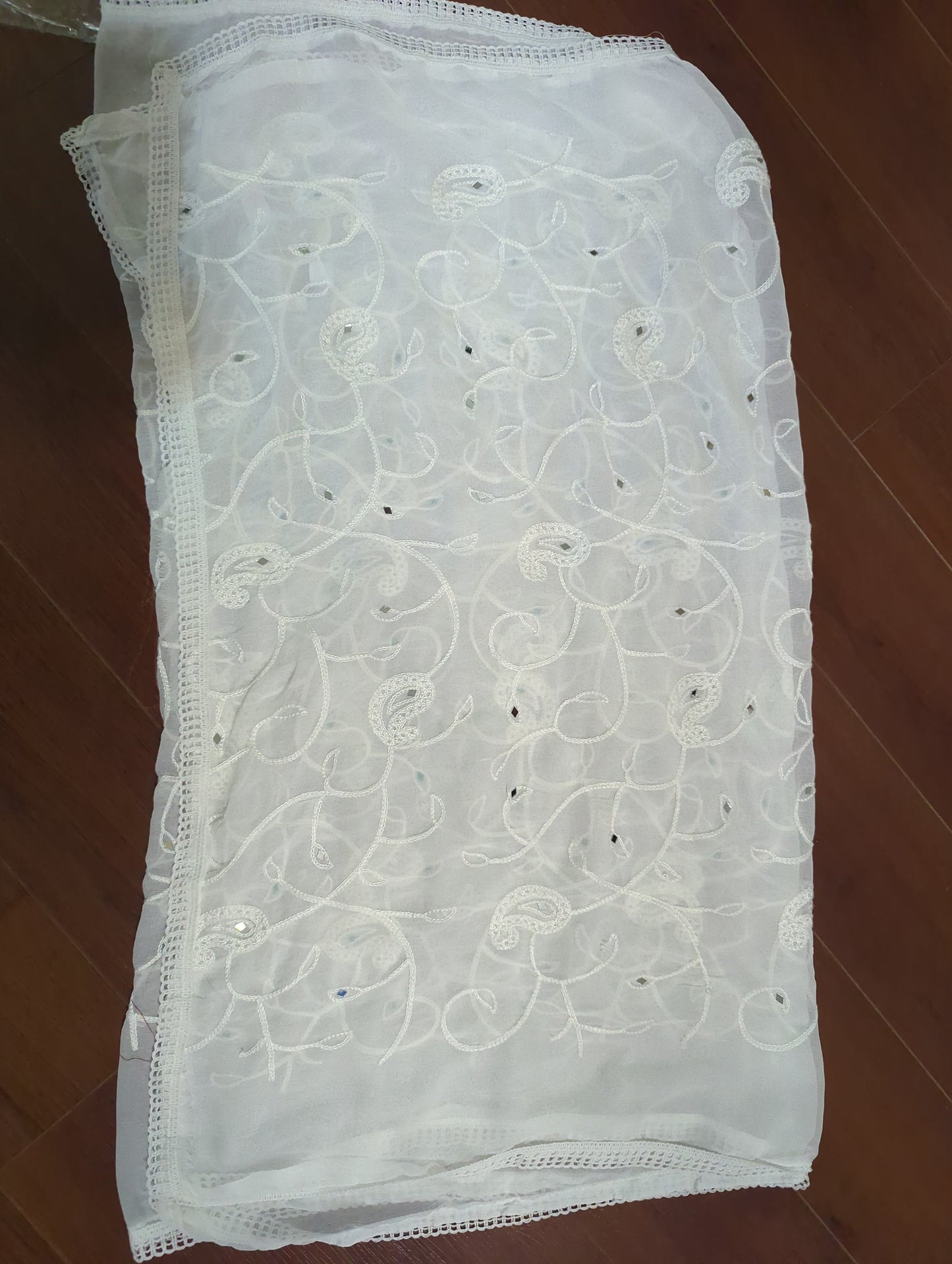 Dupatta en mousseline torsadée blanche