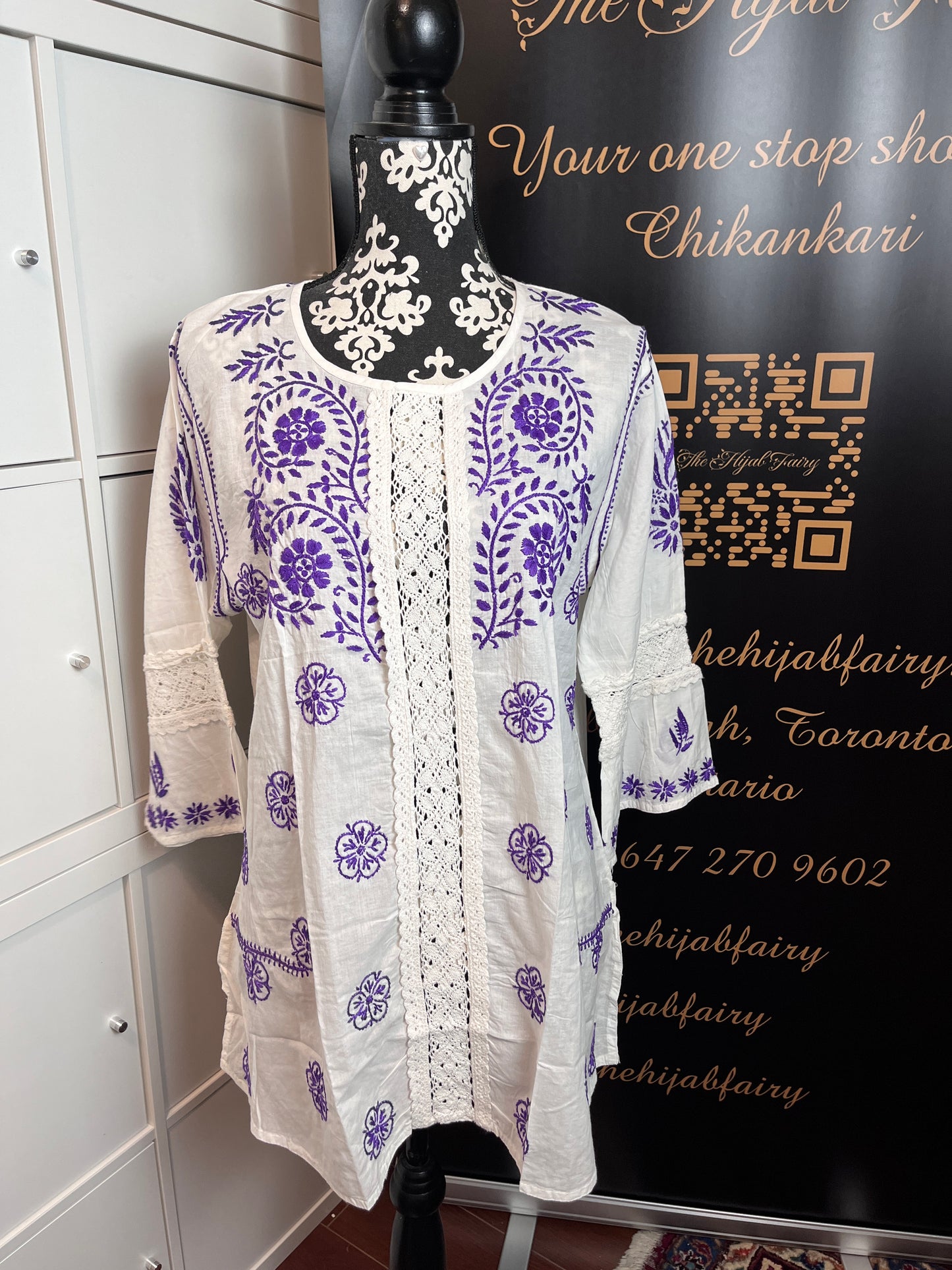 Violet sur blanc - Haut court Chikankari en coton Style -D