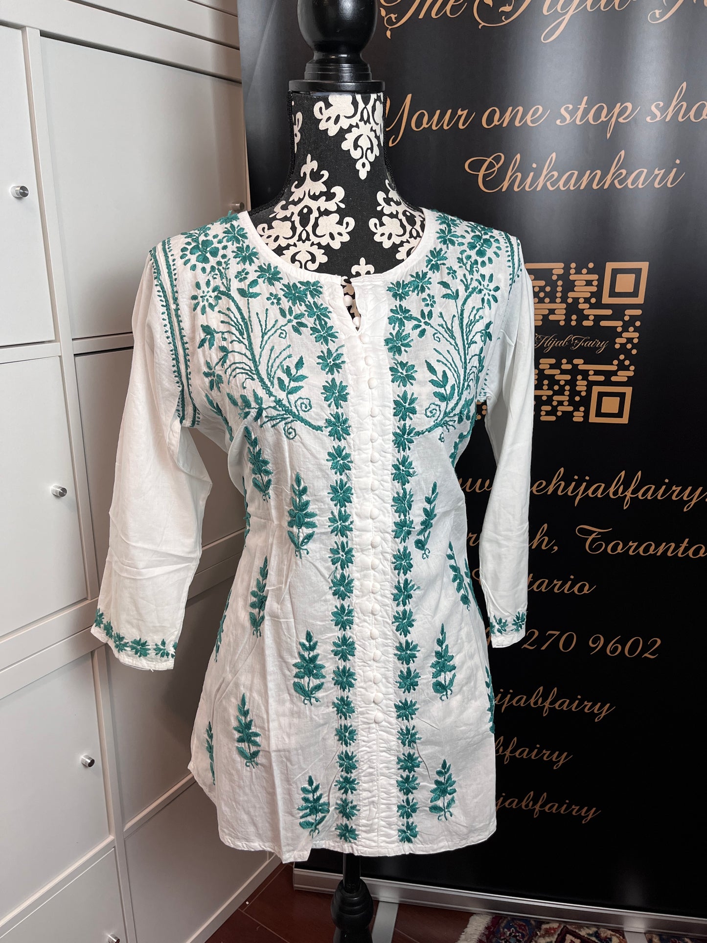 Firozi sur blanc - Haut court Chikankari en coton Style -B