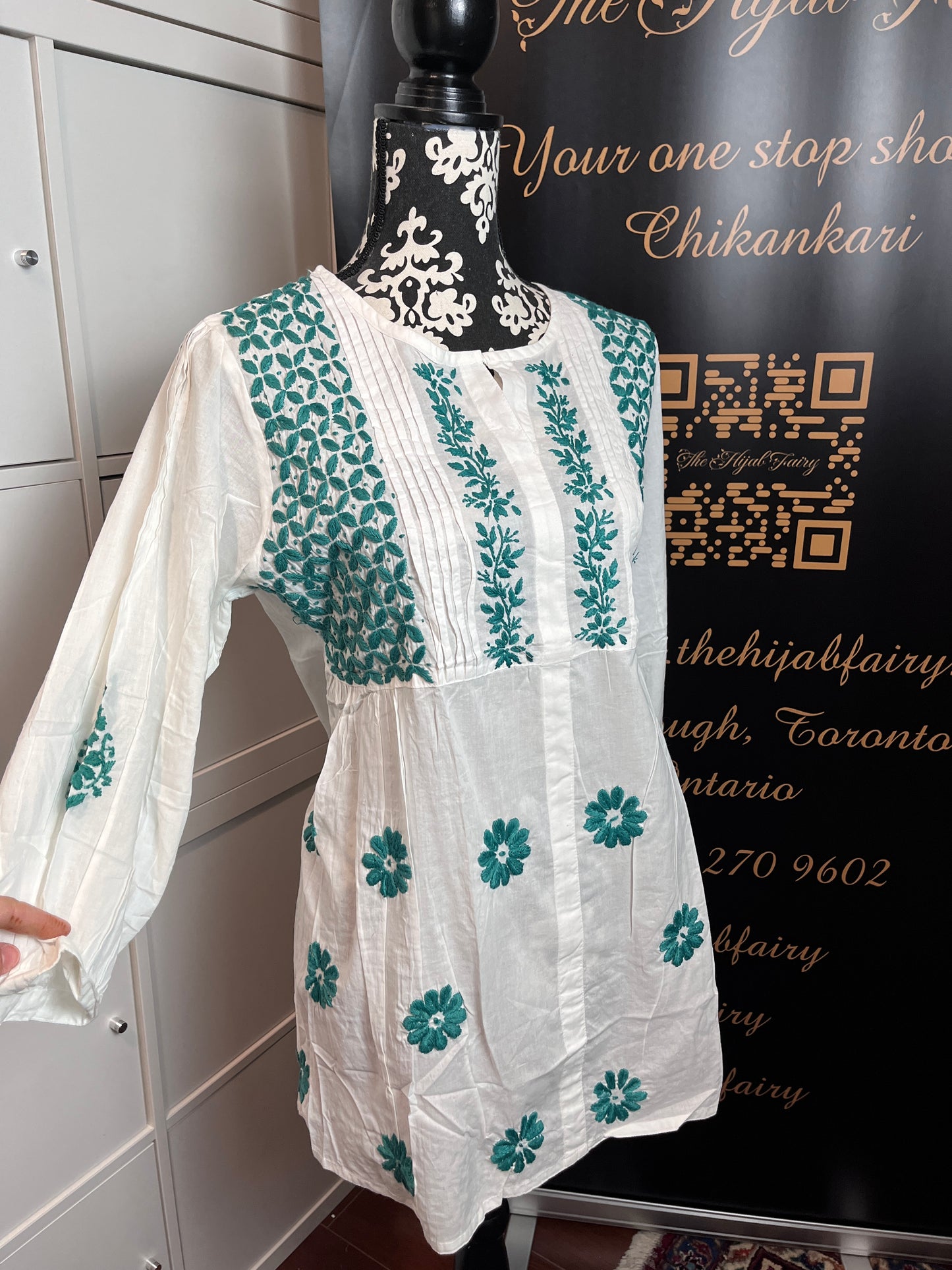 Firozi sur blanc - Haut court Chikankari en coton Style -A