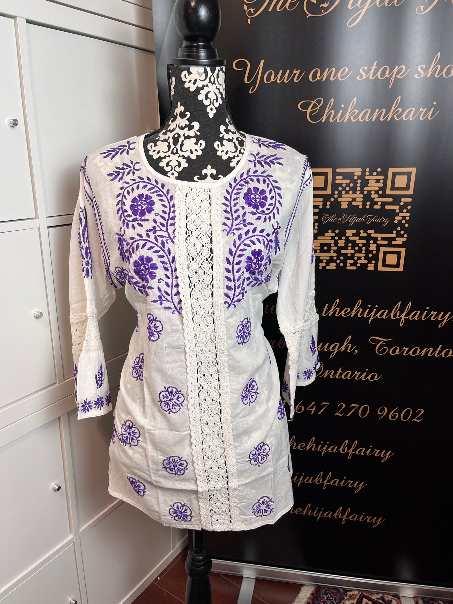 Violet sur blanc - Haut court Chikankari en coton Style -D