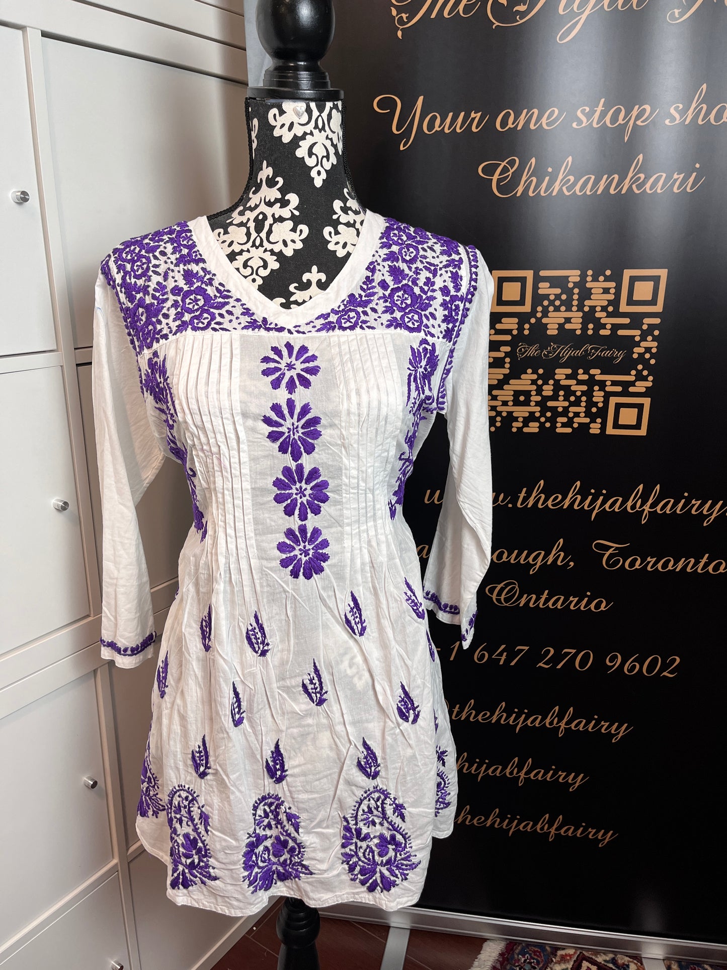 Violet sur blanc - Haut court Chikankari en coton Style -C