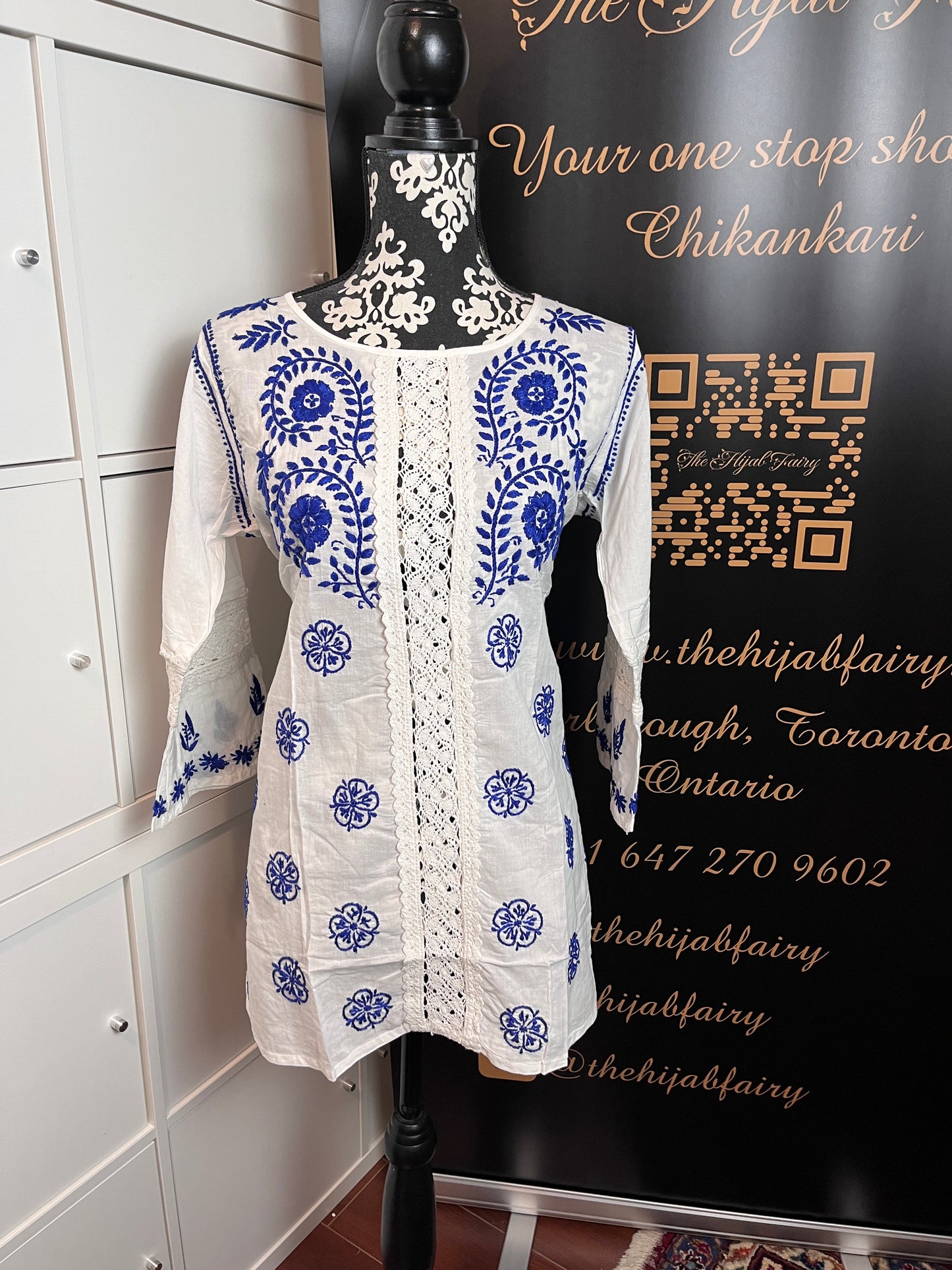 Bleu sur blanc - Haut court Chikankari en coton Style -A