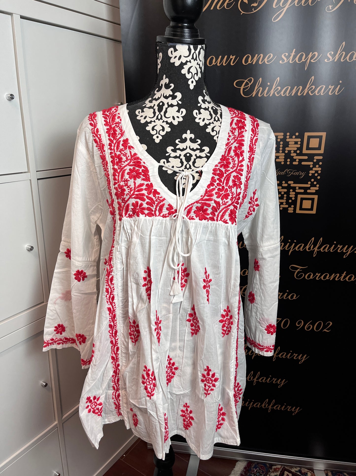 Rouge sur blanc - Haut court Chikankari en coton Style -B