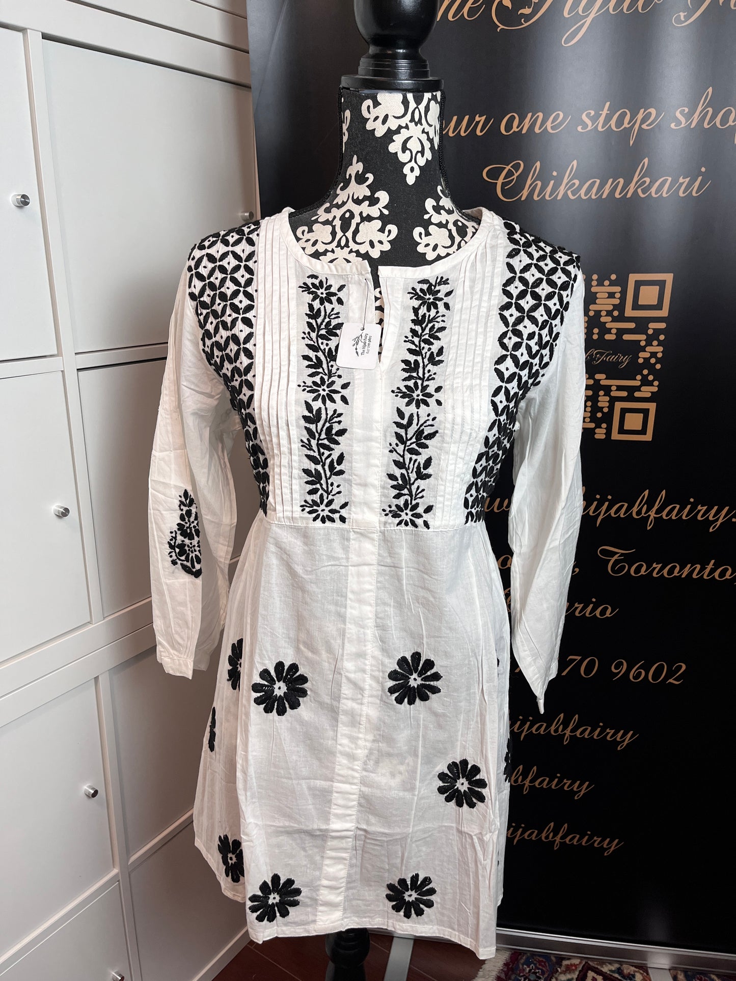 Noir sur blanc - Haut court Chikankari en coton Style -A