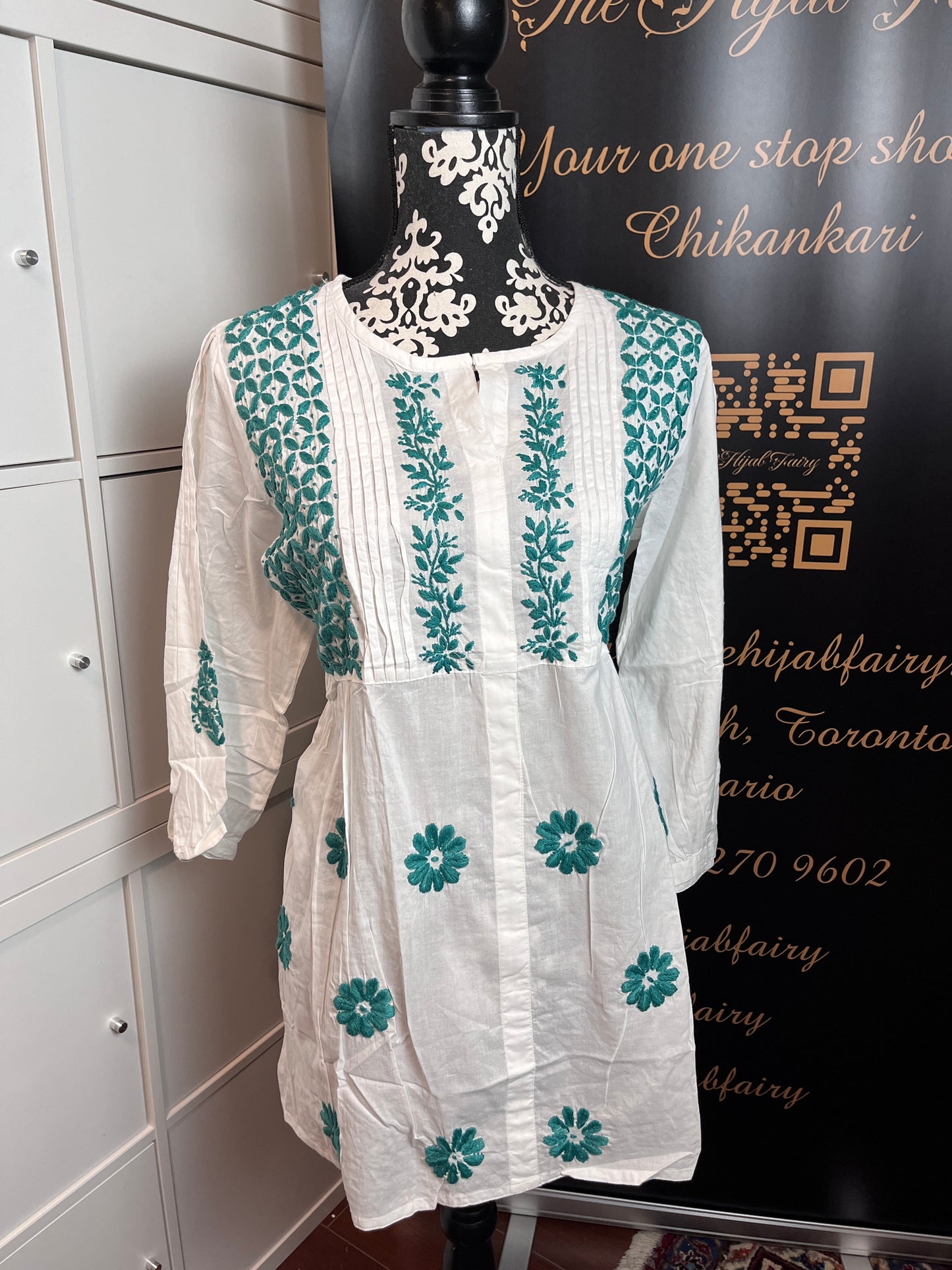 Firozi sur blanc - Haut court Chikankari en coton Style -A