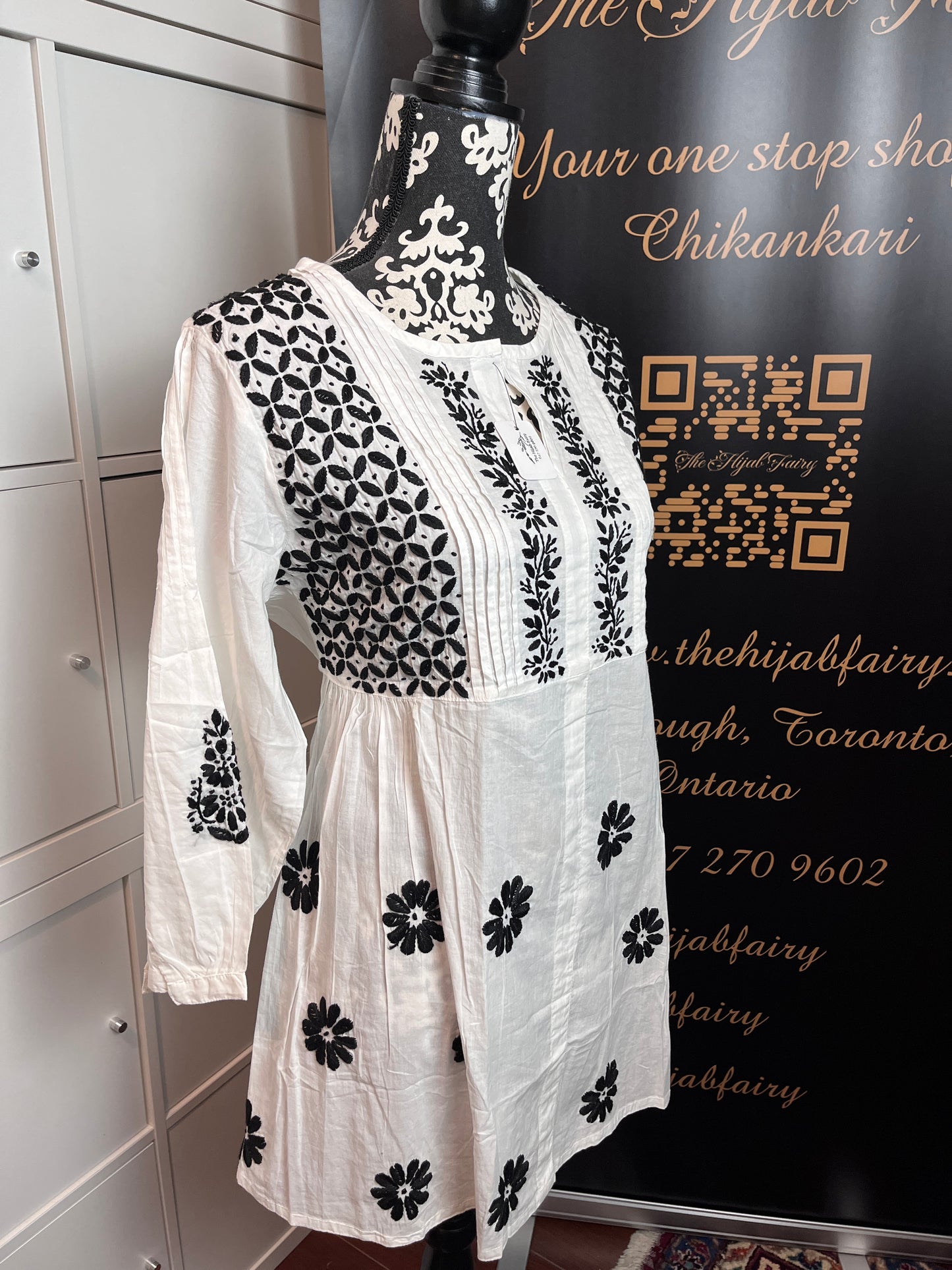 Noir sur blanc - Haut court Chikankari en coton Style -A