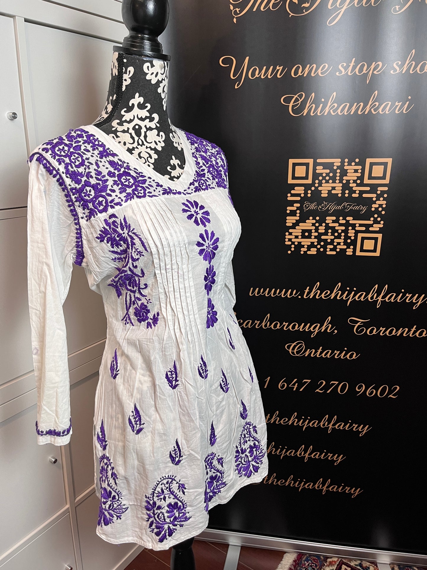 Violet sur blanc - Haut court Chikankari en coton Style -C