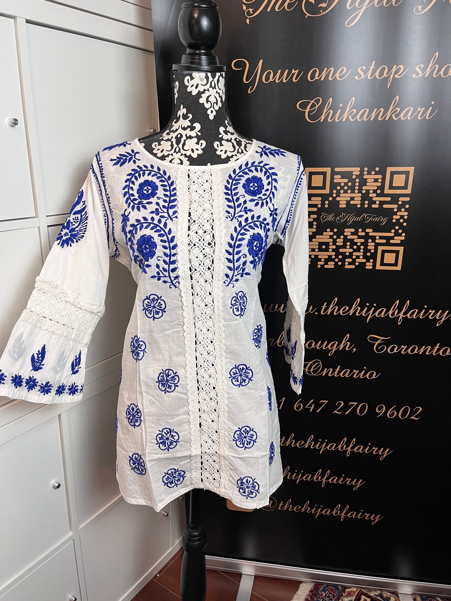 Bleu sur blanc - Haut court Chikankari en coton Style -A