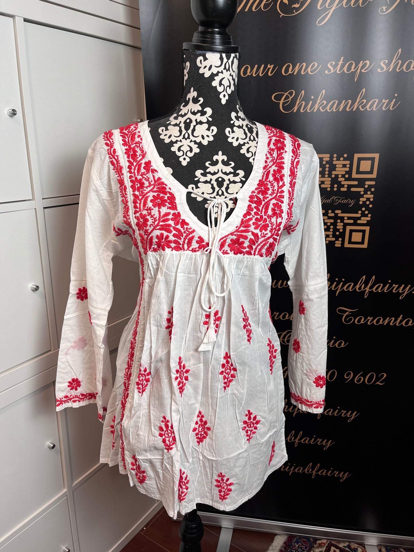 Rouge sur blanc - Haut court Chikankari en coton Style -B