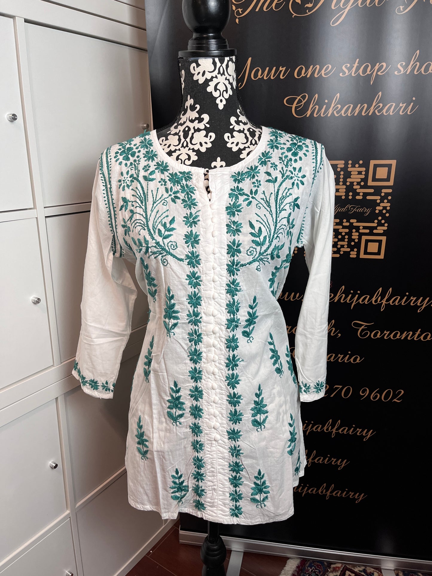 Firozi sur blanc - Haut court Chikankari en coton Style -B