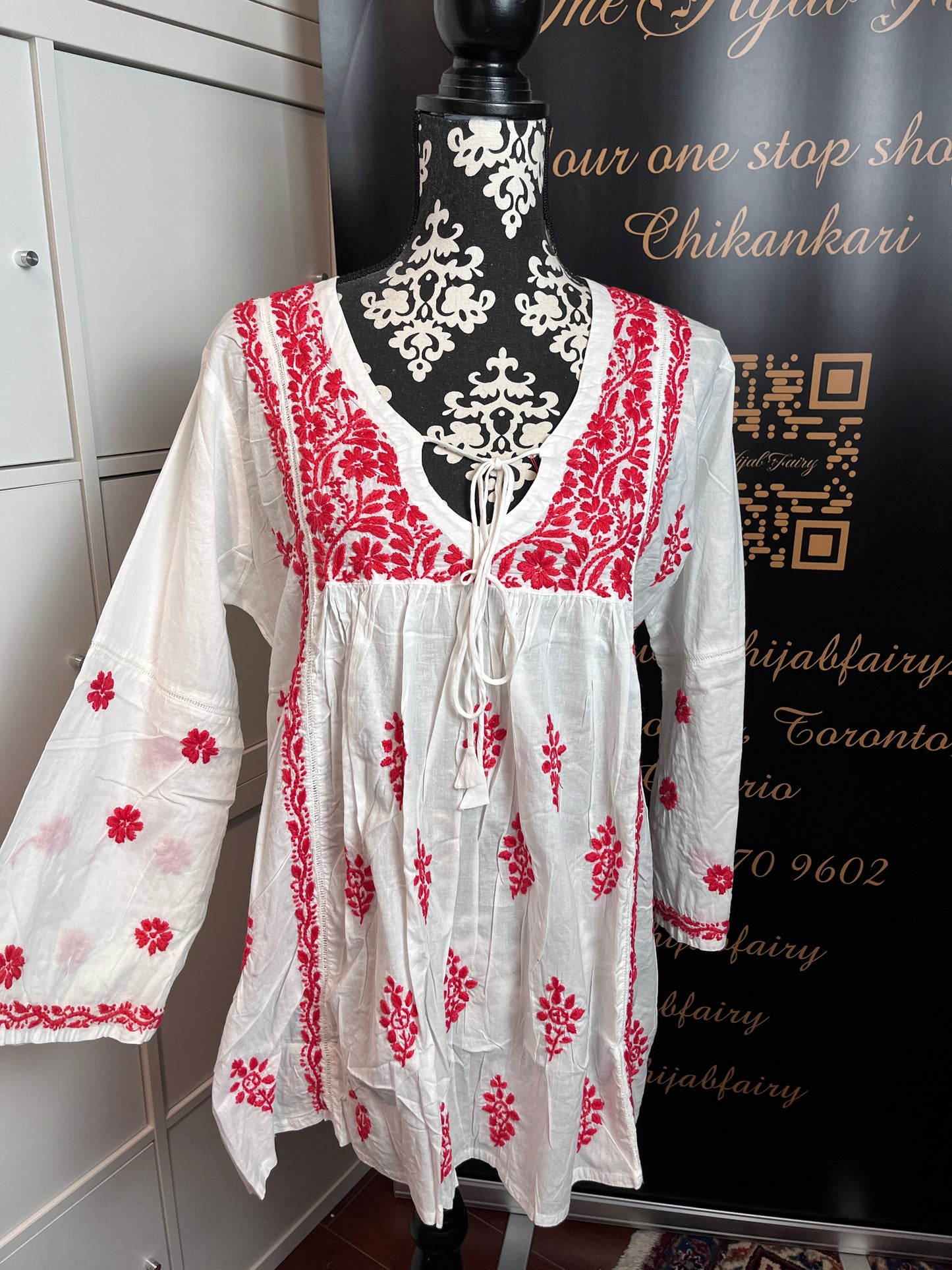 Rouge sur blanc - Haut court Chikankari en coton Style -B